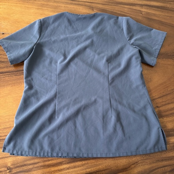 Figs Gray Charcoal V-Neck Scrub Top Size Large - Picture 2 of 3